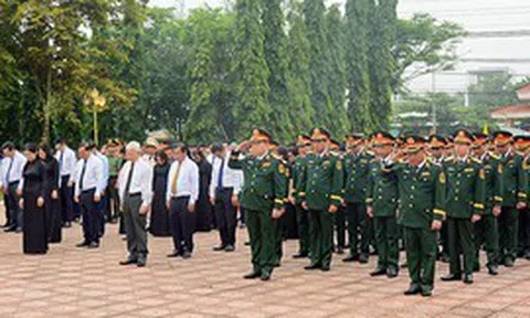 Đại tướng Nguyễn Trọng Nghĩa chủ trì lễ dâng hoa, dâng hương tại Tượng đài Chiến thắng Chốt chặn Tàu Ô