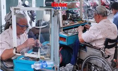 Người thợ sửa đồng hồ và ánh hào quang của nhà vô địch đua xe lăn