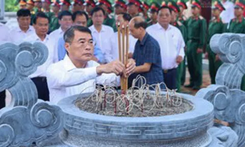 Thủ tướng Lê Minh Hưng tưởng niệm Chủ tịch Hồ Chí Minh, Đại tướng Võ Nguyên Giáp và các Anh hùng liệt sĩ tại Điện Biên Phủ