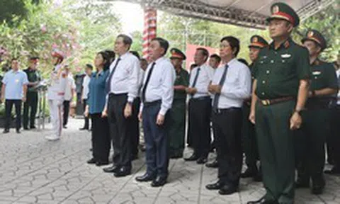 Chủ tịch Quốc hội Trần Thanh Mẫn dâng hương, dâng hoa các anh hùng liệt sĩ tại Công viên Lê Thị Riêng