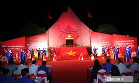 Thiêng liêng Lễ thắp nến tri ân tại Nghĩa trang Liệt sĩ Việt - Lào