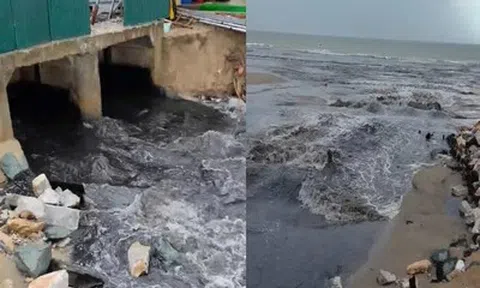 Nước màu đen chảy ra biển Sầm Sơn khi du khách đang tắm