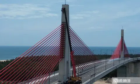 Toàn cảnh cầu vượt biển dài nhất miền Trung trước ngày cán đích