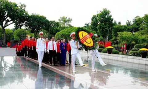 Đại biểu dự Đại hội Hội Chữ thập đỏ Việt Nam lần thứ XII dâng hương tưởng niệm các Anh hùng liệt sĩ