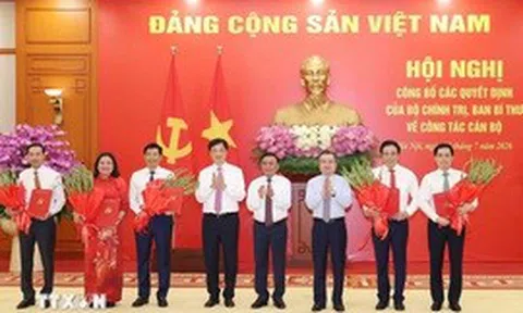 Hội nghị công bố các quyết định của Bộ Chính trị, Ban Bí thư về công tác cán bộ