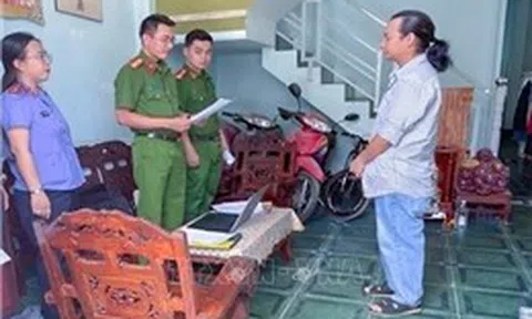 Chủ tiệm giày dép ở Cần Thơ bị khởi tố vì bán hơn 1.500 sản phẩm giả mạo nhãn hiệu