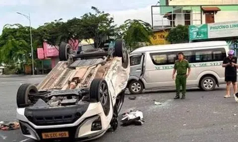 Xe taxi bị tông lật ngửa tại giao lộ, 9 người bị thương phải nhập viện