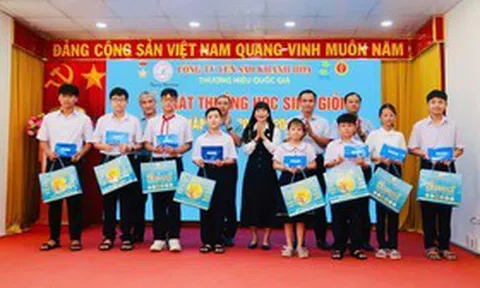 Yến sào Khánh Hòa dành gần 2,3 tỷ đồng khen thưởng 2.170 học sinh