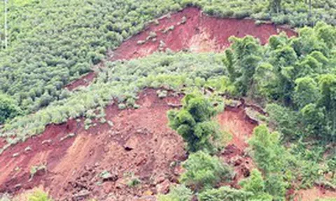 Sạt lở hơn 300.000m3 đất đá, tuyến đường vùng biên Thanh Hoá bị tê liệt