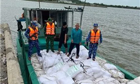 Cảnh sát biển phát hiện phương tiện chở khoảng 20 tấn đường cát không rõ nguồn gốc