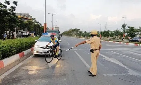 Đi xe đạp vượt đèn đỏ bị phạt bao nhiêu? Nhiều người vẫn chưa biết