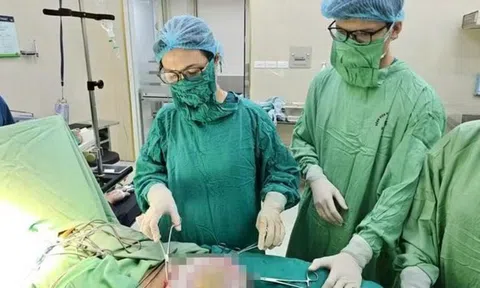 Bé gái 15 tuổi bụng to bất thường, mẹ đưa đi khám mới biết sự thật