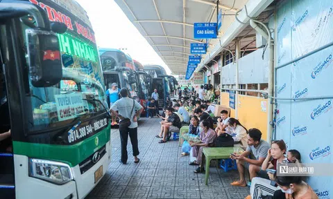 Hà Nội: Người dân đổ ra bến xe rời Thủ đô về quê nghỉ lễ