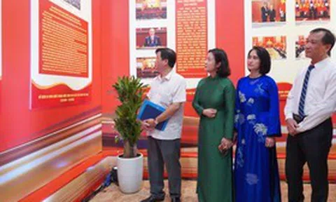 Từ mùa Thu lịch sử đến một Việt Nam đổi mới qua 130 bức ảnh