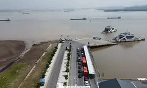 Lạ lẫm cảnh bến phà chở khách ra Cát Bà ngày đầu nghỉ lễ 2/9