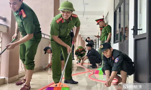 Chủ nhật không nghỉ, chiến sĩ Công an Huế dọn trường đón học sinh vùng biên