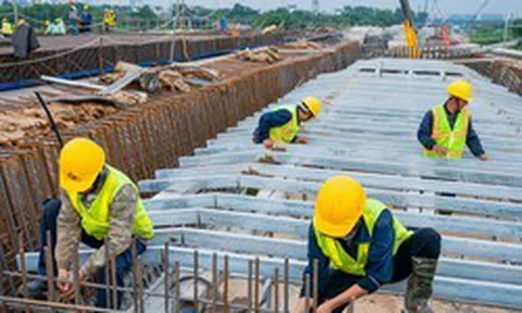 Công nhân thi công xuyên lễ dựng những nhịp cầu Trần Hưng Đạo