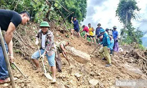 Chạy đua với thời gian mở đường sạt lở, đưa học sinh kịp đến trường ngày khai giảng