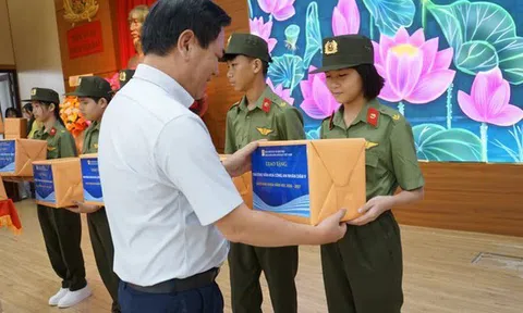 Ngày khai giảng đặc biệt: Gần 18.500 cuốn sách đến với học sinh ngôi trường đặc biệt