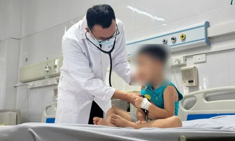 Trẻ sốt 40 độ vì Adenovirus, bác sĩ cảnh báo điều cha mẹ dễ bỏ qua