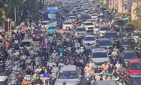 Kẹt cứng nhiều tuyến phố Hà Nội ngày đầu học sinh đến trường sau khai giảng