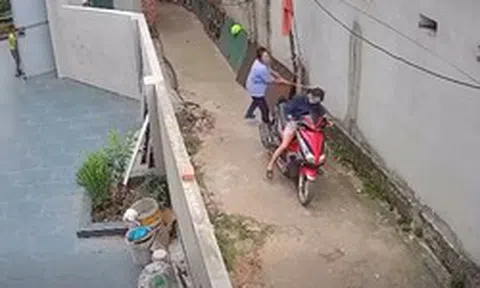 Đánh hàng xóm đến loạng choạng, còn thách thức 'tao thần kinh đấy'