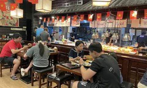 Đĩa cơm, tô bún 30.000 đồng biến mất, người dân phải chi tiêu ăn uống ra sao?