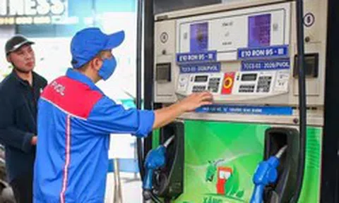 Giá xăng tăng gần 1.500 đồng/lít