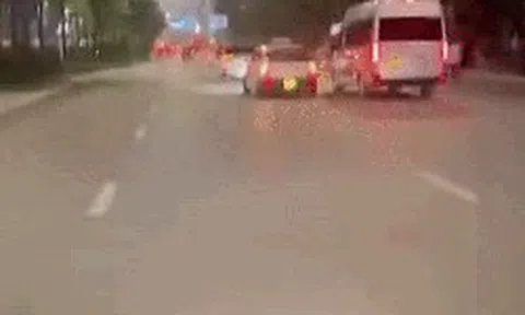 Hà Nội: Công an xác minh clip xe hợp đồng và xe taxi chèn ép nhau trên đường Giải Phóng
