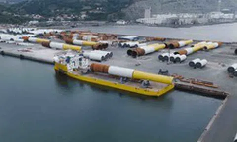 Phát hiện nhiều khối trụ thép dài 105m, nặng 2.300 tấn được vận chuyển bằng xe chuyên biệt, thực hiện một nhiệm vụ quan trọng dưới đáy biển