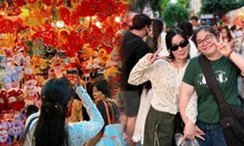 Phố Hàng Mã trước thềm Trung thu: Đèn ông sao, đầu lân phủ kín, người lớn chen chân đưa trẻ đi chơi