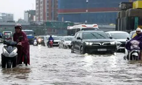 Nước ngập sâu, phương tiện ùn dài 2 chiều lên xuống cầu Vĩnh Tuy