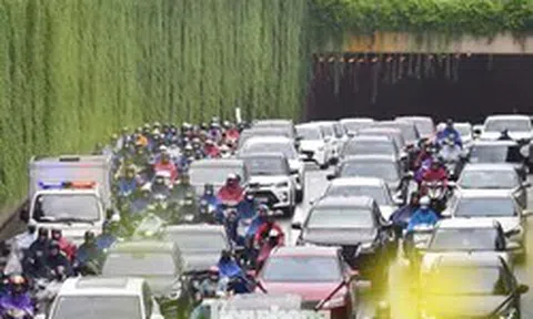 Hà Nội: Dòng xe 'bất động' ở hầm chui Trung Hòa giờ cao điểm