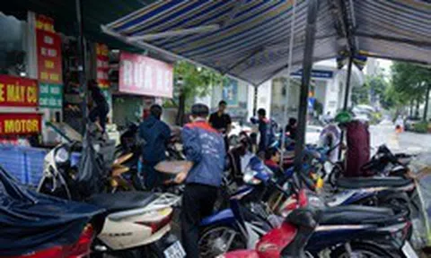 Xe “chết máy” xếp hàng la liệt sau mưa ngập, tiệm sửa xe quá tải: Có người tốn vài triệu đồng