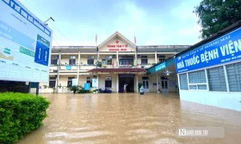 Nước lũ bủa vây trung tâm y tế, công an dùng thuyền đưa đón bệnh nhân