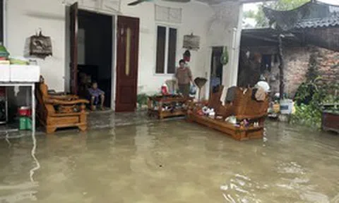 Nhiều khu đô thị Thanh Hóa ngập sâu, dân bì bõm lội nước