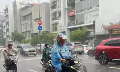 Mưa lớn bất ngờ, ảnh hưởng nhiều tuyến đường ở TP. HCM