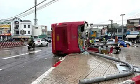 Vụ xe khách lật nghiêng, 2 người tử vong: Nghe tiếng con khóc mà không thể giúp được gì