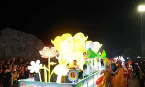 Lãnh đạo phường ở Thái Nguyên nói gì về việc các vũ công rước đèn Trung thu mặc phản cảm?