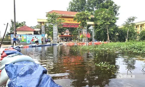Đắp bờ, bơm nước để đưa gần 2.000 học sinh trở lại trường sau lũ