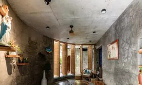 Ngôi nhà được tổ chức thành các khối bán nguyệt so le, với những khoảng xanh đan xen