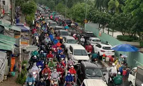 Mưa lớn, các cửa ngõ vào trung tâm TPHCM ùn tắc kéo dài