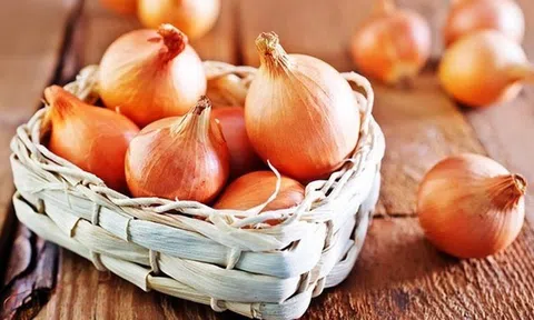 Ăn hành tây sống mỗi ngày để phòng bệnh, người đàn ông 45 tuổi bất ngờ khi đi khám