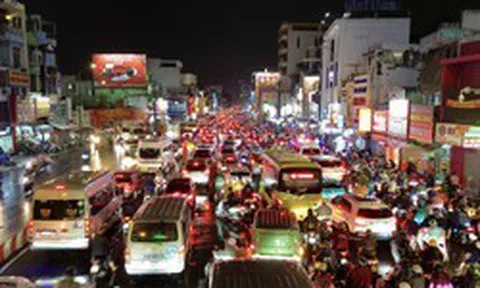 21h nhưng nhiều người tan làm từ chiều vẫn chưa thể về nhà: Các tuyến đường ùn tắc nghiêm trọng trong mưa lớn