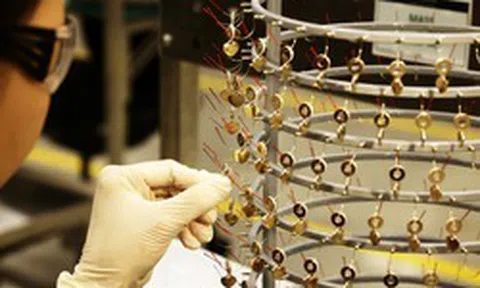Bên trong nhà máy khổng lồ tại Tp.HCM sản xuất “kho báu” khiến phụ nữ mê mẩn: Quy mô lớn nhất thế giới, rộng 10 sân bóng, vốn gần 4.000 tỷ đồng, tới 7.000 lao động