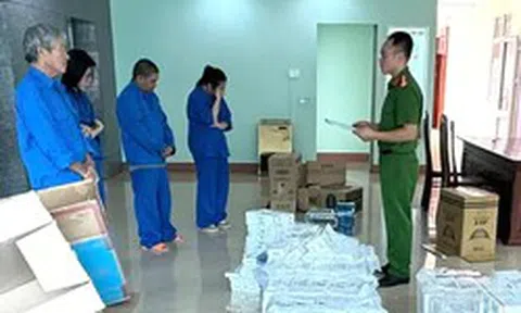 4 người trong một gia đình cùng bị khởi tố, công an thu giữ gần 9000 gói thuốc lá nhập lậu