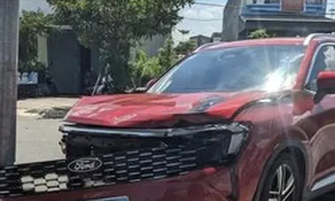 Va chạm với ô tô biển xanh, người đàn ông đi xe máy tử vong