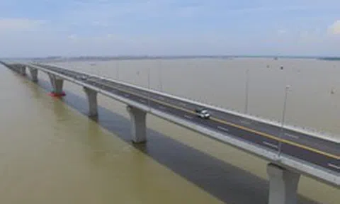 Việt Nam sở hữu một đường hầm dài 4,5km với 88 khoang bê tông đúc sẵn nằm bên trong cây cầu vượt biển dài nhất cả nước 16km kết nối “thành phố cảng” với đảo chỉ mất 5 phút đi xe