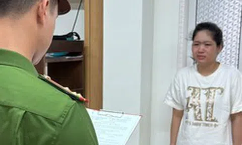 Công an chặn xe máy kiểm tra, phát hiện thứ bất thường trong khẩu trang của một phụ nữ