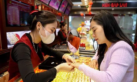 Giá vàng chiều nay (8/10): Liên tục giảm, người dân ồ ạt đi mua